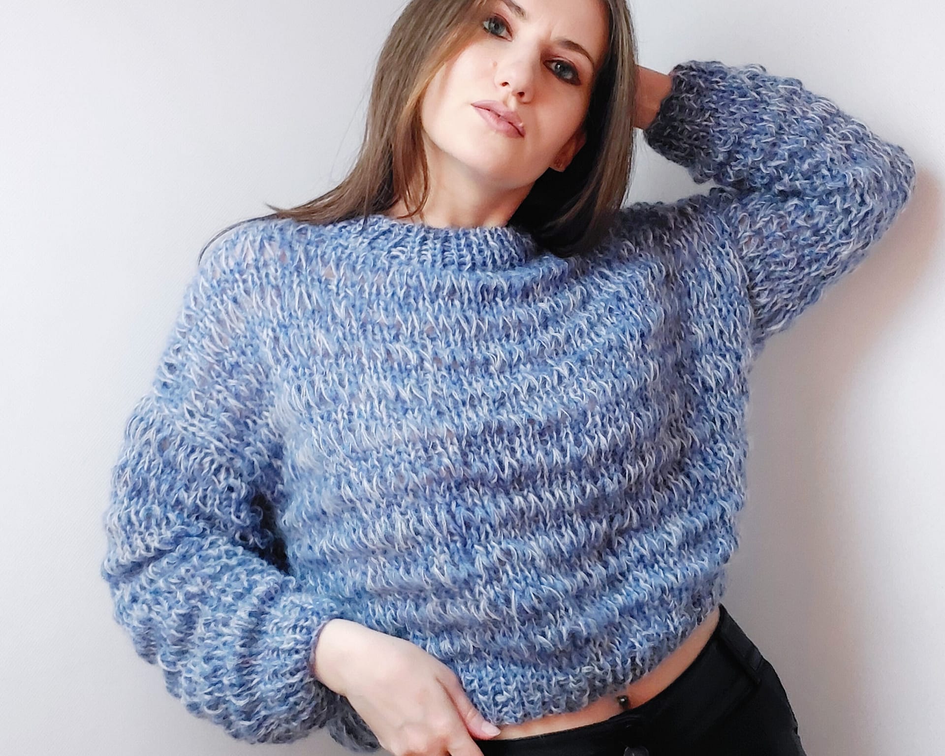 В'язаний блакитний светр з мохеру