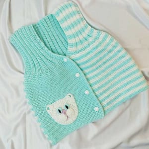 В'язана дитяча жилетка на ґудзиках