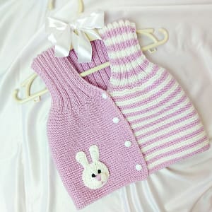 В'язана дитяча жилетка для дівчинки рожевого кольору