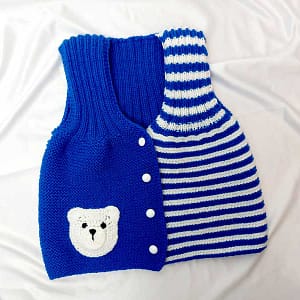 В'язана блакитна жилекта для дитини на гудзиках