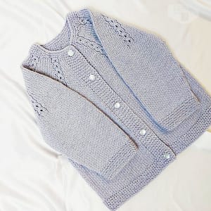 В'язана бузкова кофта на ґудзиках для дівчинки