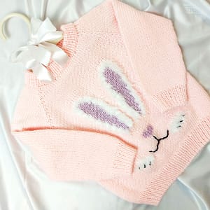 В'язаний дитячий светрик з зайчиком