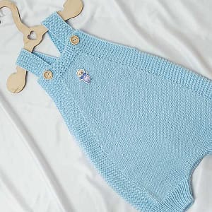 В'язаний дитячий комбінезон на лямках з гудзиками