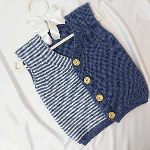 В'язана смугаста жилетка на ґудзиках для дитини