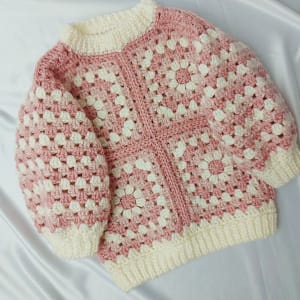 В'язаний дитячий светр для дівчинки (білий з рожевим, техніка бабусін квадрат)