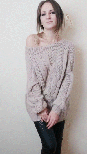 Подовжений жіночий светр-сукня з косами