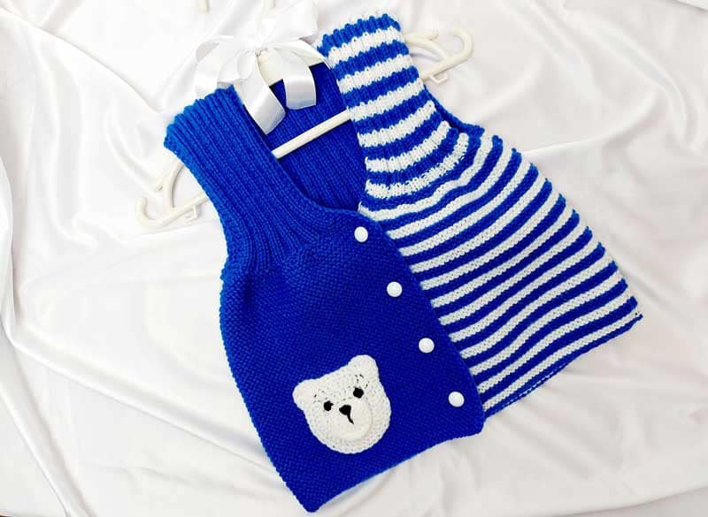 В'язана блакитна жилекта для дитини на гудзиках