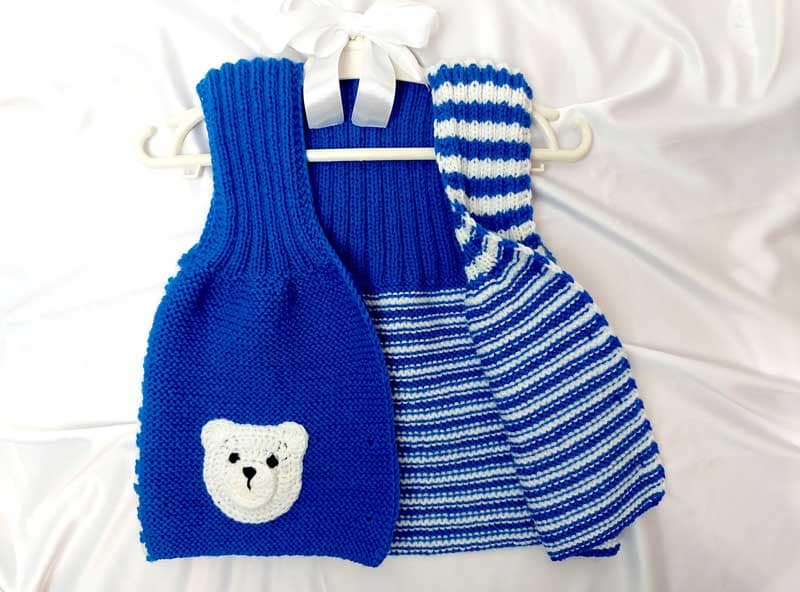 В'язана блакитна жилекта для дитини на гудзиках