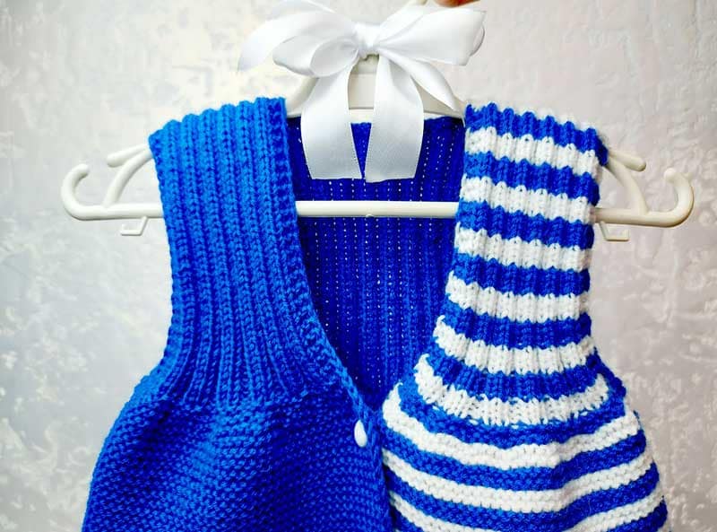 В'язана блакитна жилекта для дитини на гудзиках