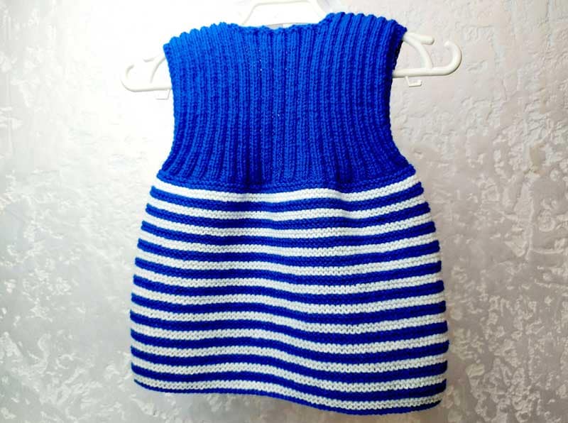 В'язана блакитна жилекта для дитини на гудзиках