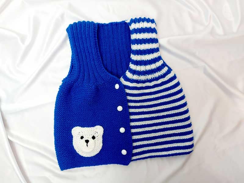 В'язана блакитна жилекта для дитини на гудзиках