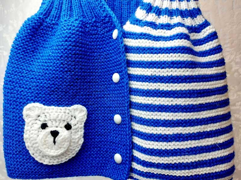В'язана блакитна жилекта для дитини на гудзиках