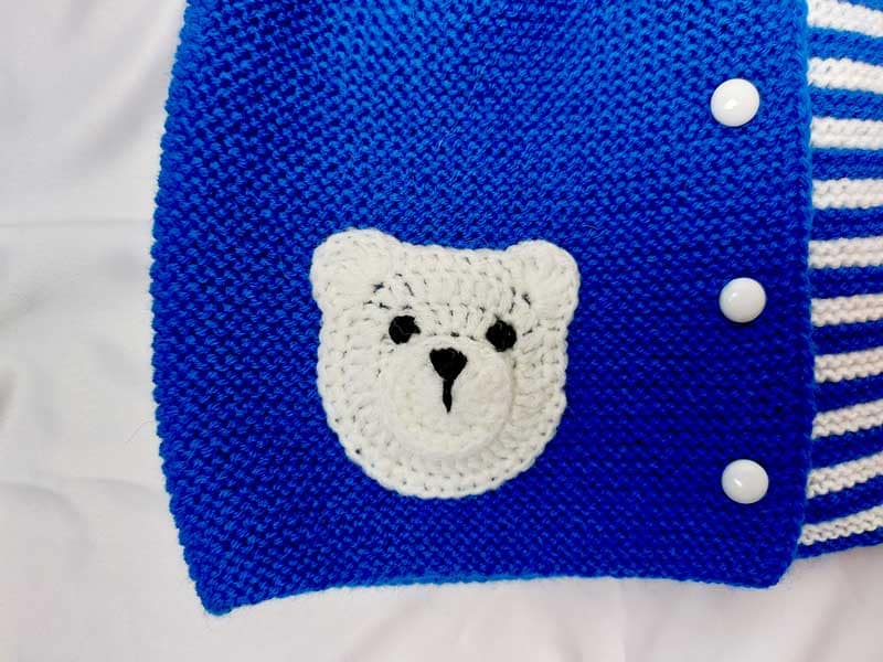 В'язана блакитна жилекта для дитини на гудзиках