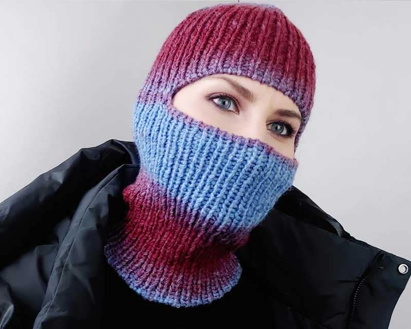 Яскрава різнокольорова в'язана балаклава