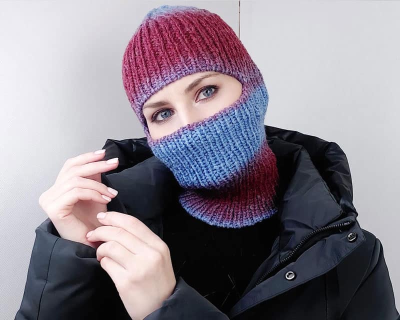 Яскрава різнокольорова в'язана балаклава