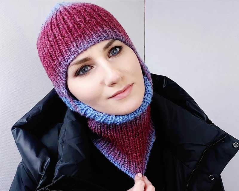 Яскрава різнокольорова в'язана балаклава