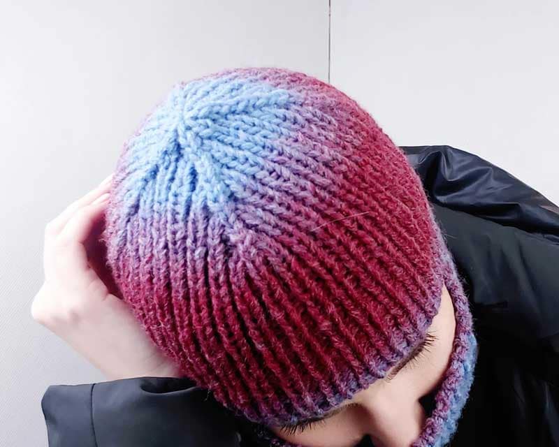 Яскрава різнокольорова в'язана балаклава