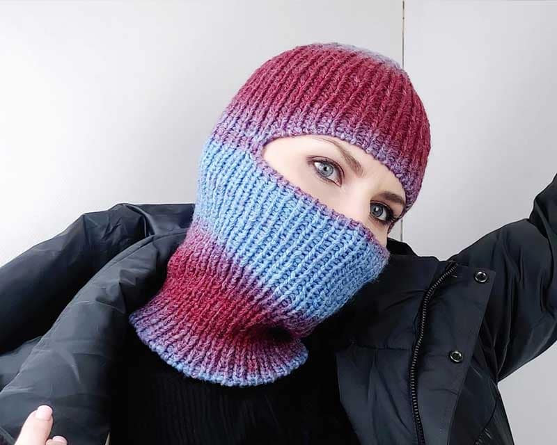Яскрава різнокольорова в'язана балаклава