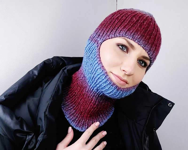 Яскрава різнокольорова в'язана балаклава